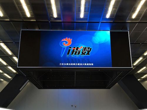 9月12日，由南方基金、新浪财经和深圳证券信息公司三方联合编制的南方-新浪大数据100指数、大数据300指数在深圳交易所新大楼举办敲钟仪式及新闻发布会，深交所总经理宋丽萍、新浪网董事长兼CEO曹国伟和南方基金董事长吴万善出席活动现场并共同敲钟，国内首个大数据系列指数宣告诞生。(图片来源：新浪财经)